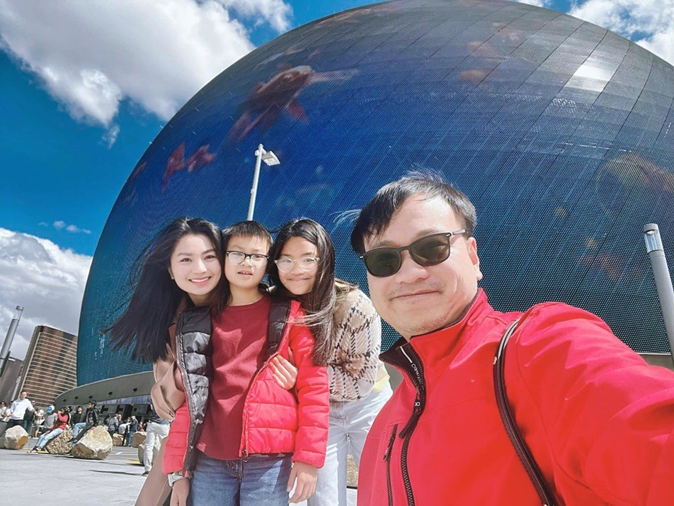 Vợ chồng diễn viên Diệu Hương đưa hai con đi chơi cuối tuần ở Mỹ.