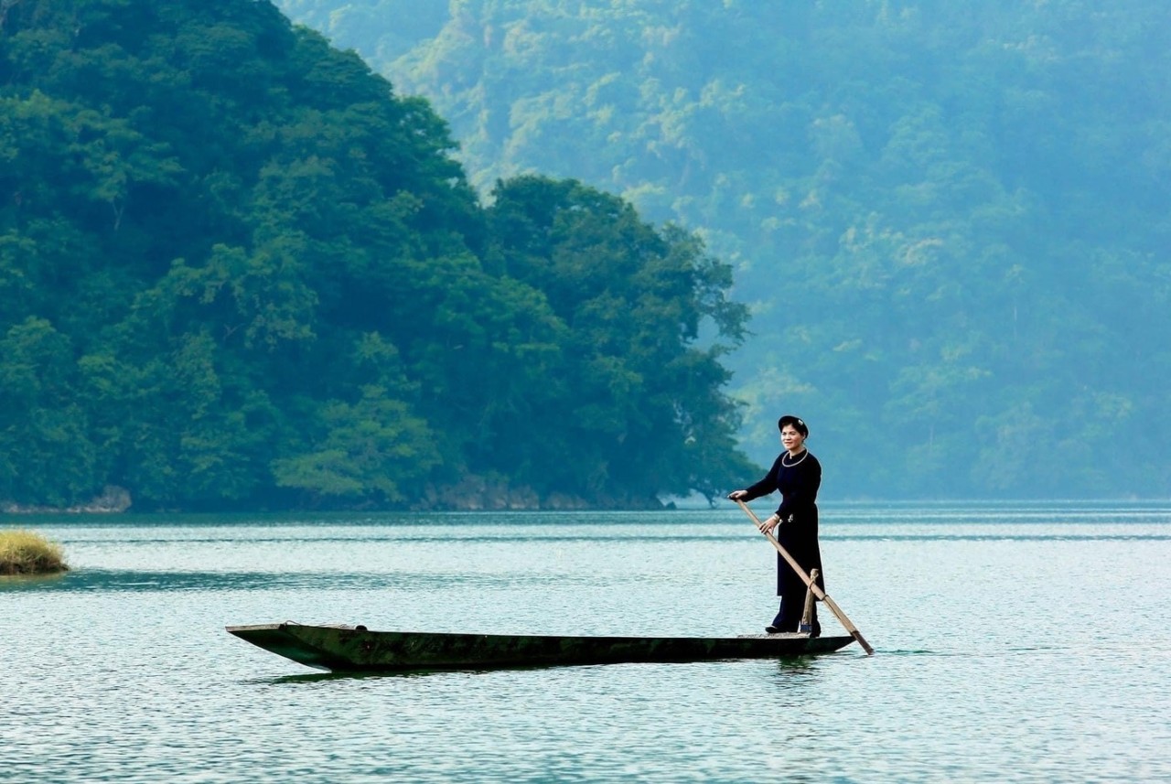 Chèo thuyền độc mộc trên hồ Ba Bể