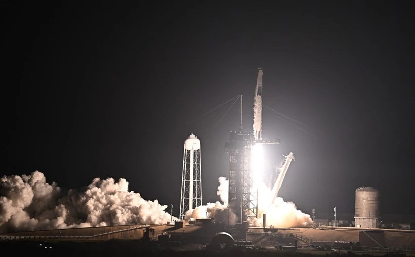 Tàu SpaceX Dragon trở về Trái Đất với nhiều mẫu vật không gian