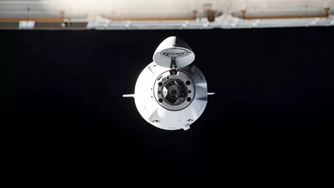 Tàu SpaceX Dragon trở về Trái Đất với nhiều mẫu vật không gian