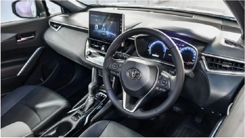 Nội thất của xe được nâng cấp trang bị tiện nghi như: phanh tay điện tử, cụm đồng hồ kỹ thuật số 12,3 inch, sạc điện thoại không dây,…