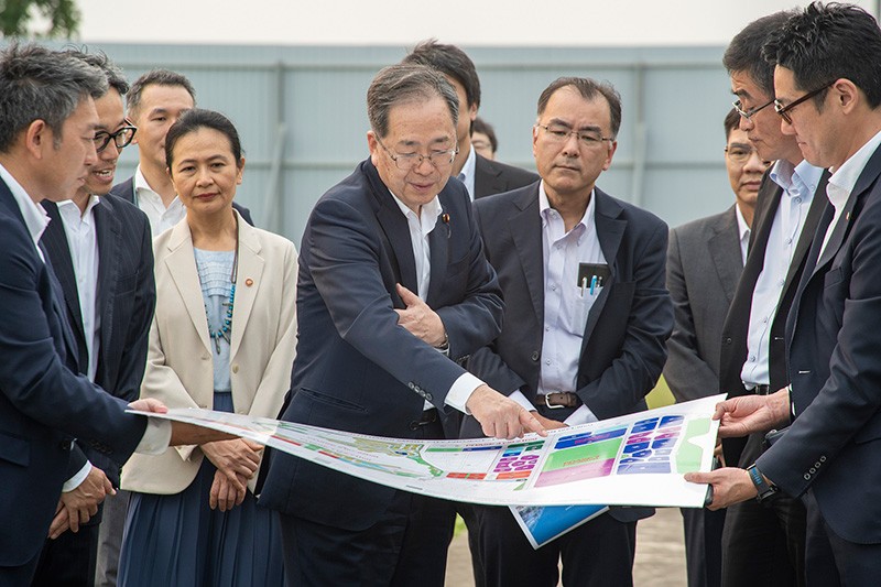 Ông Tetsuo Saito (giữa) thăm quan thực địa dự án Thành phố Thông minh Bắc Hà Nội