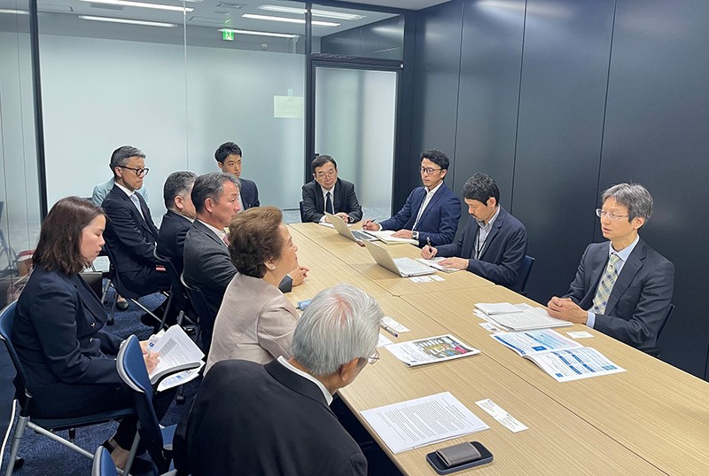 Ông Takashi Yanai và bà Nguyễn Thị Nga thảo luận cùng ông Hajime Wakuda tại Tokyo ngày 24-4-2024