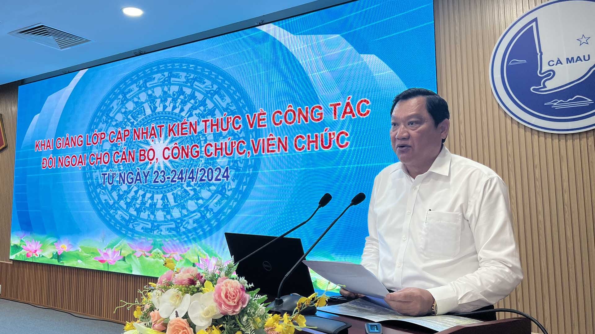 Phó Chủ tịch UBND tỉnh Lâm Văn Bi khai mạc khóa bồi dưỡng.
