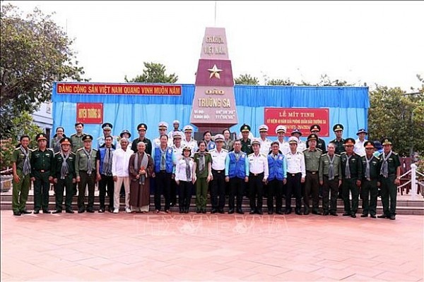 HCM City delegation visits soldiers and people in Truong Sa islands