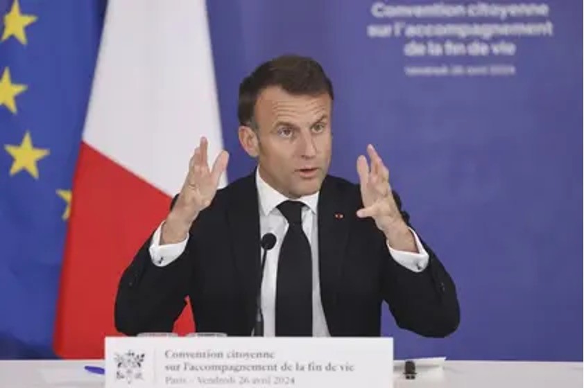 Tổng thống Pháp Emmanuel Macron có bài phát biểu tại hội thảo cuối cùng của Hội nghị về sự kết thúc cuộc sống tại Hội đồng Kinh tế, Xã hội và Môi trường (CESE) ở Paris vào ngày 26 tháng 4 năm 2024. (Ảnh của Ludovic MARIN / POOL / AFP)