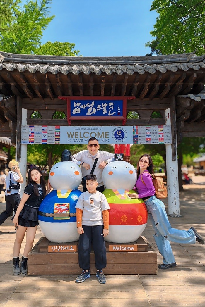 Hoa hậu Jennifer Phạm cho biết, vợ chồng cô đang có chuyến du lịch cùng hai con Na và Nu tại Hàn Quốc. Bé Nấm còn nhỏ nên được gửi cho người nhà trông giúp.