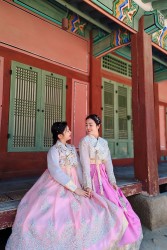 Hoa hậu Jennifer Phạm và con gái xinh đẹp trong trang phục Hanbok du lịch Hàn Quốc