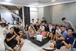 Cầu thủ CLB Hà Nội thăm nhà hậu vệ Phạm Xuân Mạnh tại Nghệ An