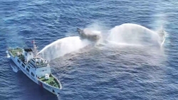 Tàu Philippines bị phun vòi rồng ở Biển Đông: Manila gửi công hàm thứ 20, Washington nhắc lại lập trường 'cứng'