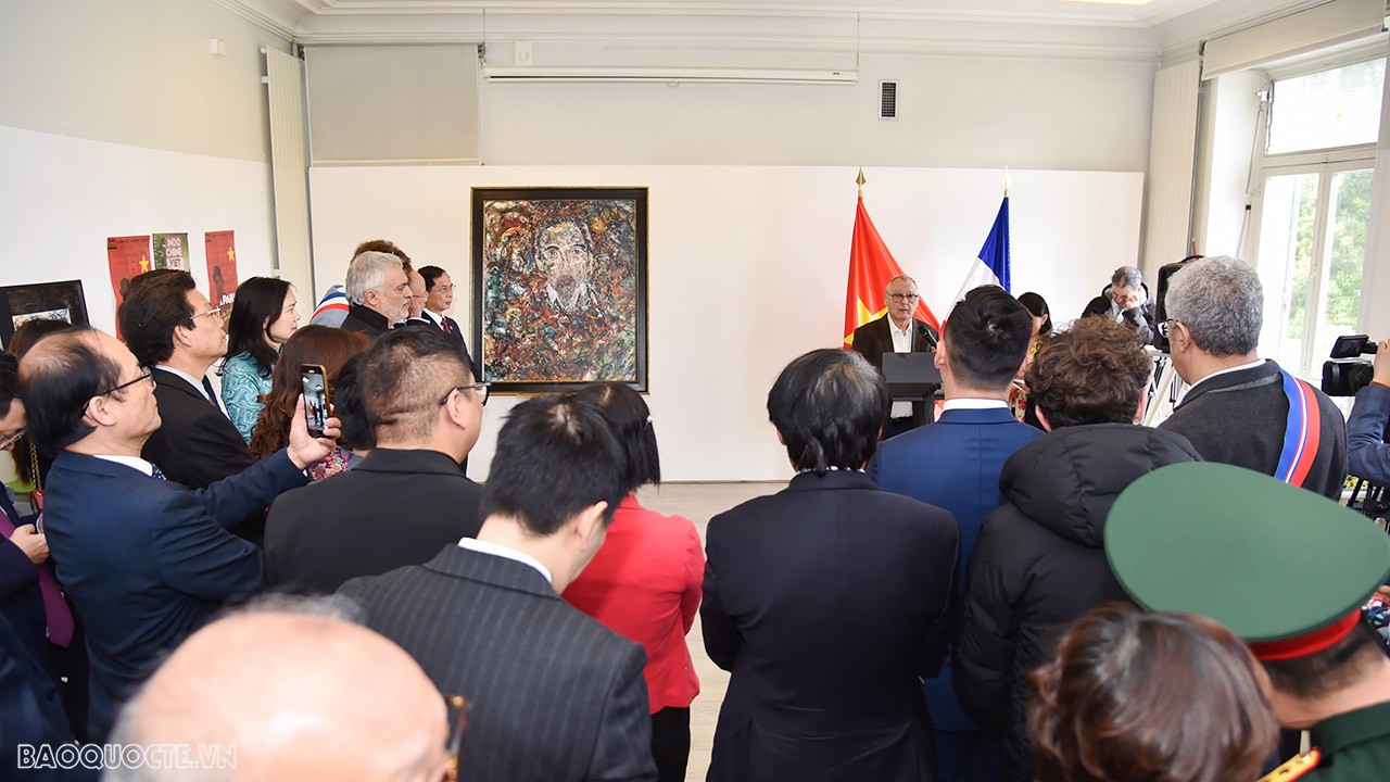 Bộ trưởng Ngoại giao Bùi Thanh Sơn dâng hoa tại Tượng đài Bác Hồ, gặp gỡ cộng đồng, bạn bè Pháp