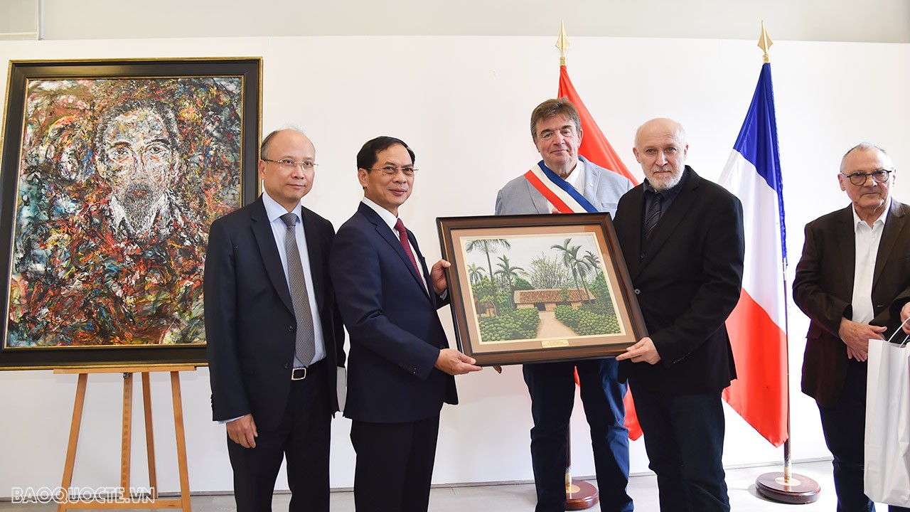 Bộ trưởng Ngoại giao Bùi Thanh Sơn dâng hoa tại Tượng đài Bác Hồ, gặp gỡ cộng đồng, bạn bè Pháp Bộ trưởng Ngoại giao Bùi Thanh Sơn dâng hoa tại Tượng đài Bác Hồ, gặp gỡ cộng đồng, bạn bè Pháp