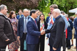 Bộ trưởng Ngoại giao Bùi Thanh Sơn dâng hoa tại Tượng đài Bác Hồ, gặp gỡ cộng đồng, bạn bè Pháp