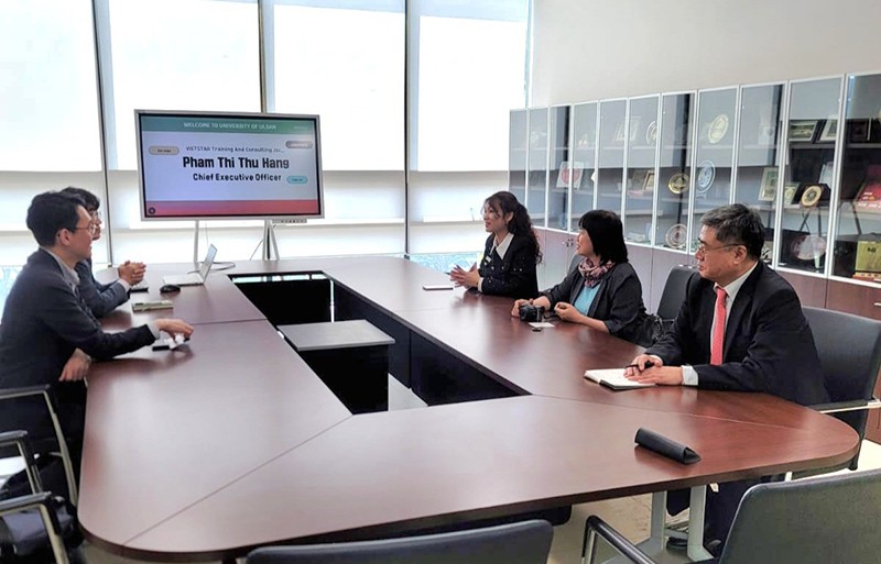 CEO VIETSTAR Phạm Thị Thu Hằng trao đổi cùng các giáo sư, giảng viên tại ĐH Ulsan về kế hoạch đào tạo lãnh đạo bền vững năm 2024.