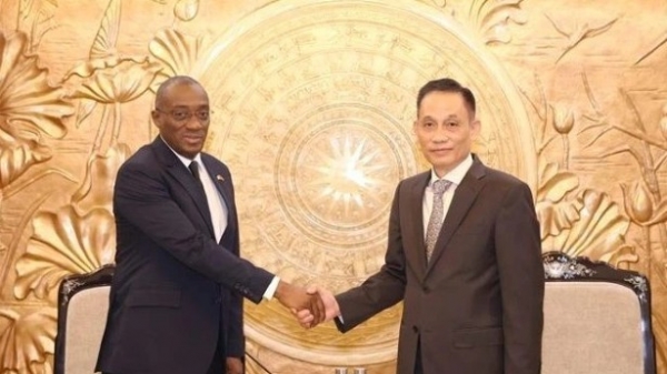 Party Secretary Le Hoai Trung welcomes Ivory Coast's ruling Party delegation to deepen cooperation