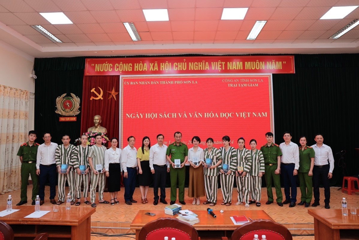 The delegates presented books as gifts to the temporary detention center