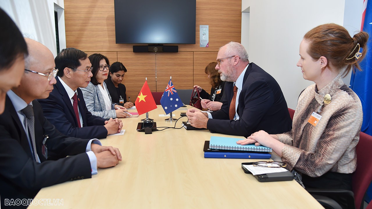 tại trụ sở OECD, Bộ trưởng Bùi Thanh Sơn đã gặp Đồng Bộ trưởng Thương mại và Sản xuất Australia Tim Ayres.