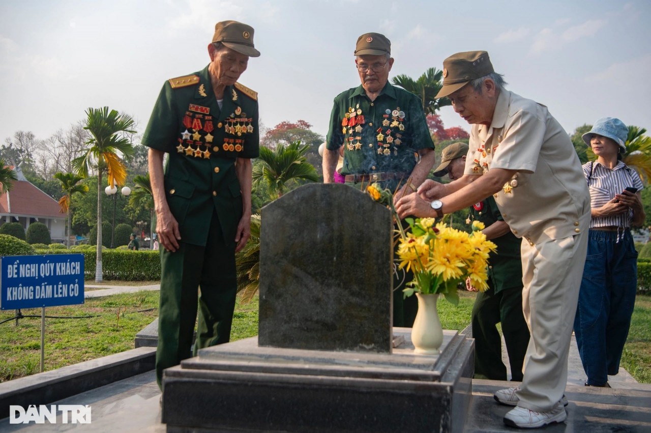 70 năm chiến thắng Điện Biên Phủ: Các cựu chiến binh về thăm đồng đội ở Nghĩa trang liệt sĩ Đồi A1