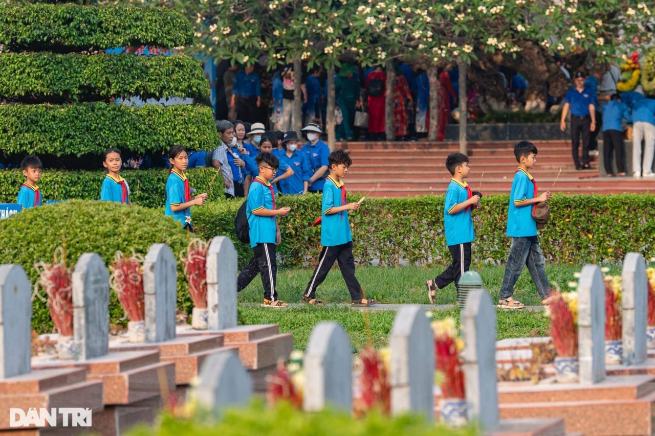 70 năm chiến thắng Điện Biên Phủ: Các cựu chiến binh về thăm đồng đội ở Nghĩa trang liệt sĩ Đồi A1