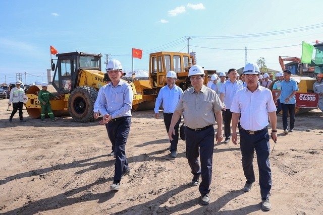 Thủ tướng kiểm tra công trường dự án đầu tư xây dựng đường bộ cao tốc Biên Hòa-Vũng Tàu giai đoạn 1 - Ảnh: VGP/Nhật Bắc