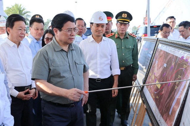 Thủ tướng Phạm Minh Chính kiểm tra tiến độ thi công tuyến đường Vành đai 3 TPHCM trên địa bàn TPHCM - Ảnh: VGP/Nhật Bắc