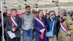 Kiều bào tại Pháp xuống đường ủng hộ vụ kiện của bà Trần Tố Nga