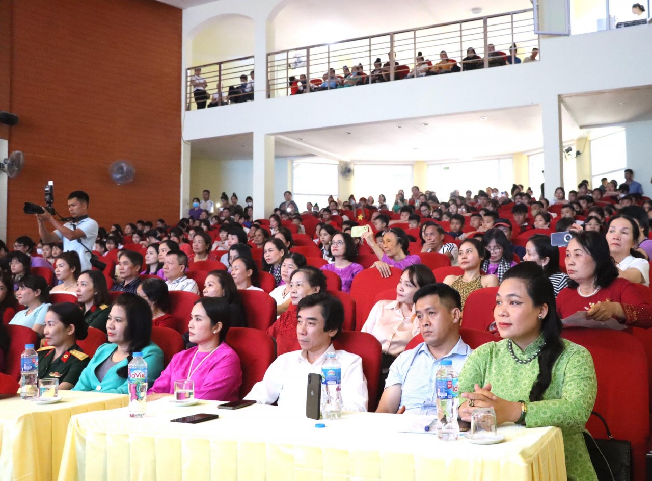 Lễ trao học bổng thu hút sự tham dự của đại diện nhiều cơ quan ban ngành và các nhà tài trợ. (Ảnh: PV)