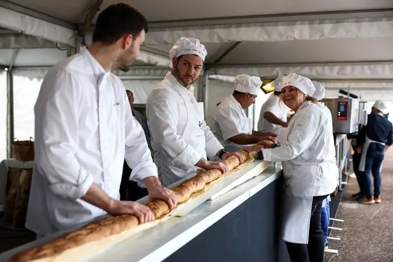 Bánh mì baguette dài 140,5m lập kỷ lục Guinness thế giới mới
