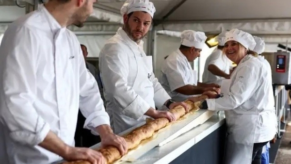 Bánh mì baguette dài 140,5m lập kỷ lục Guinness thế giới mới
