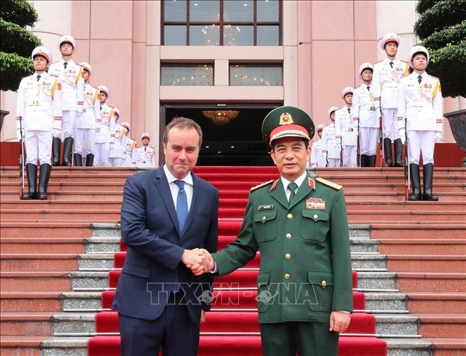 Minister Phan Van Giang, French Minister of Armed Forces Sébastien Lecornu hold talks in Hanoi