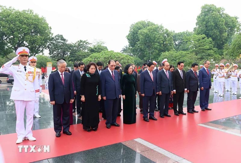 Lãnh đạo Đảng, Nhà nước vào Lăng viếng Chủ tịch Hồ Chí Minh nhân kỷ niệm 70 năm Chiến thắng Điện Biên Phủ