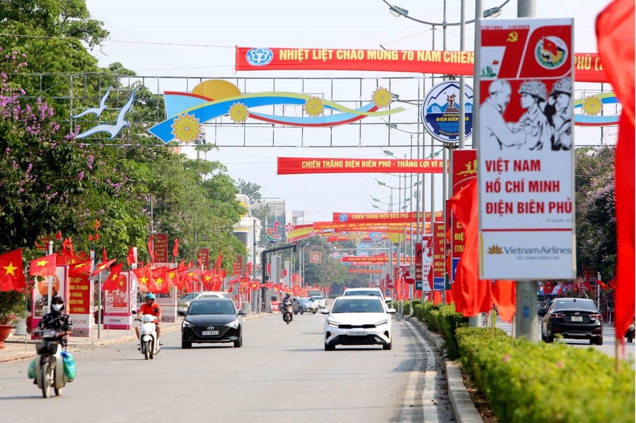 Thành phố Điện Biên Phủ rực rỡ cờ hoa chào mừng đại lễ 70 năm Chiến thắng Điện Biên Phủ (7/5/1954-7/5/2024). (Ảnh: Đức Minh)