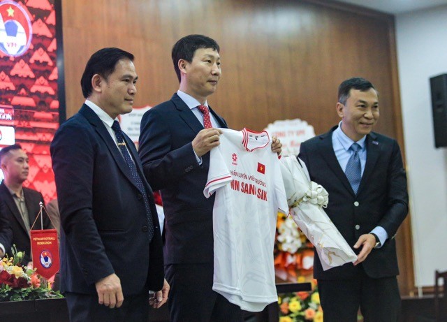 Ông Kim Sang-sik chính thức trở thành huấn luyện viên tuyển Việt Nam. Ảnh: Minh Phong