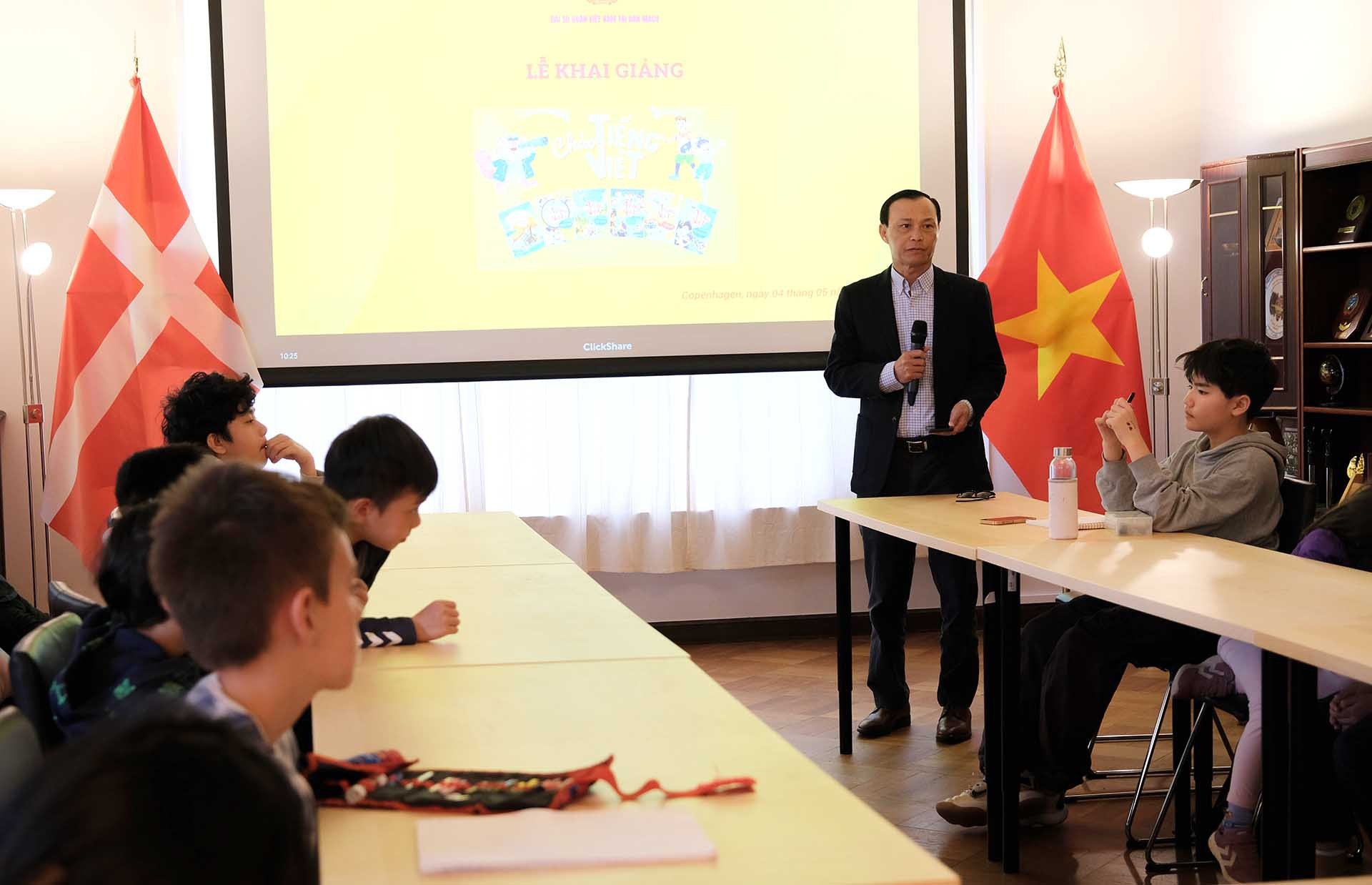Khai giảng lớp học tiếng Việt cho con em cộng đồng người Việt Nam tại Đan Mạch