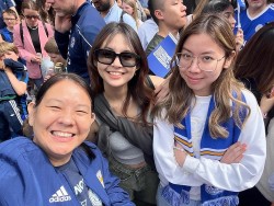 Hình ảnh vợ và hai con gái HLV Kiatisuk mừng CLB Leicester City vô địch giải Hạng nhất Anh