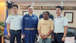 Bộ tư lệnh Vùng 4 Hải quân tiếp nhận và bàn giao ngư dân Philippines gặp nạn tại Trường Sa