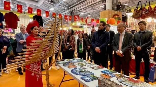 Sản phẩm văn hoá, du lịch Việt Nam gây ấn tượng tại Hội chợ Paris