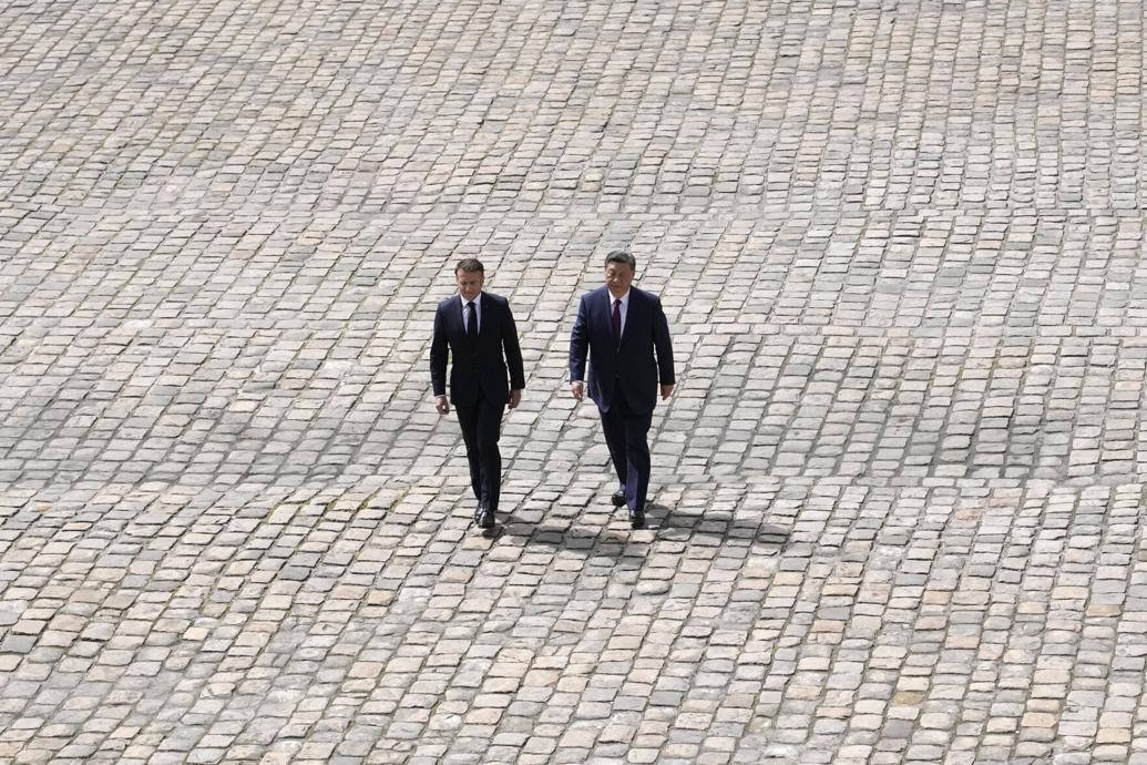 Chủ tịch Trung Quốc Tập Cận Bình và Tổng thống Pháp Emmanuel Macron đi bộ trong Lễ đón chính thức tại Invalides. (Nguồn: AP)