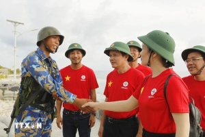 Delegation visits Truong Sa island district, platform