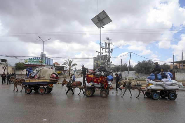 Người dân rời khỏi phía Đông Rafah sau khi Israel tiến hành chiến dịch quân sự ở khu vực này hôm 6/5. (Nguồn: AP)