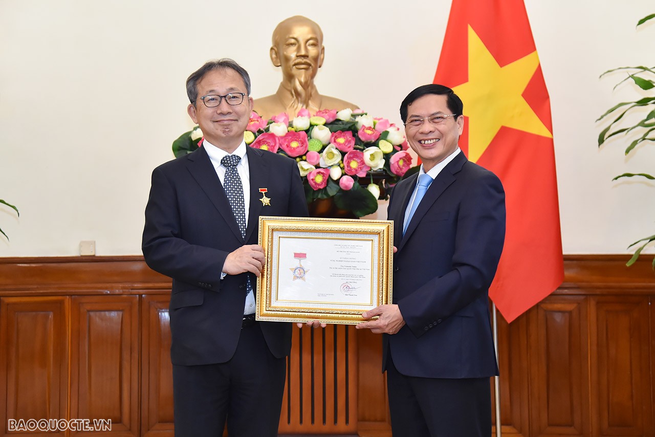 Bộ trưởng Bùi Thanh Sơn trao Kỷ niệm chương Vì sự nghiệp ngoại giao Việt Nam cho Đại sứ Nhật Bản Yamada Takio