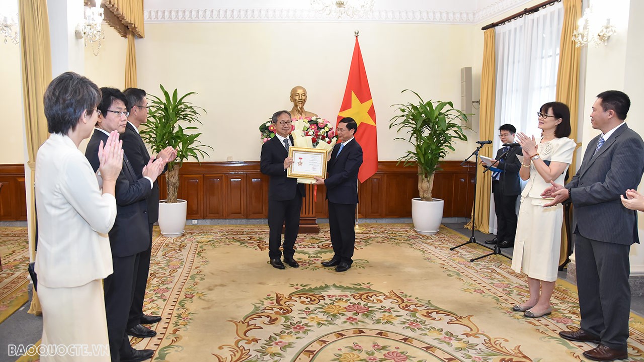 Bộ trưởng Bùi Thanh Sơn trao Kỷ niệm chương Vì sự nghiệp Ngoại giao Việt Nam cho Đại sứ Nhật Bản Yamada Takio