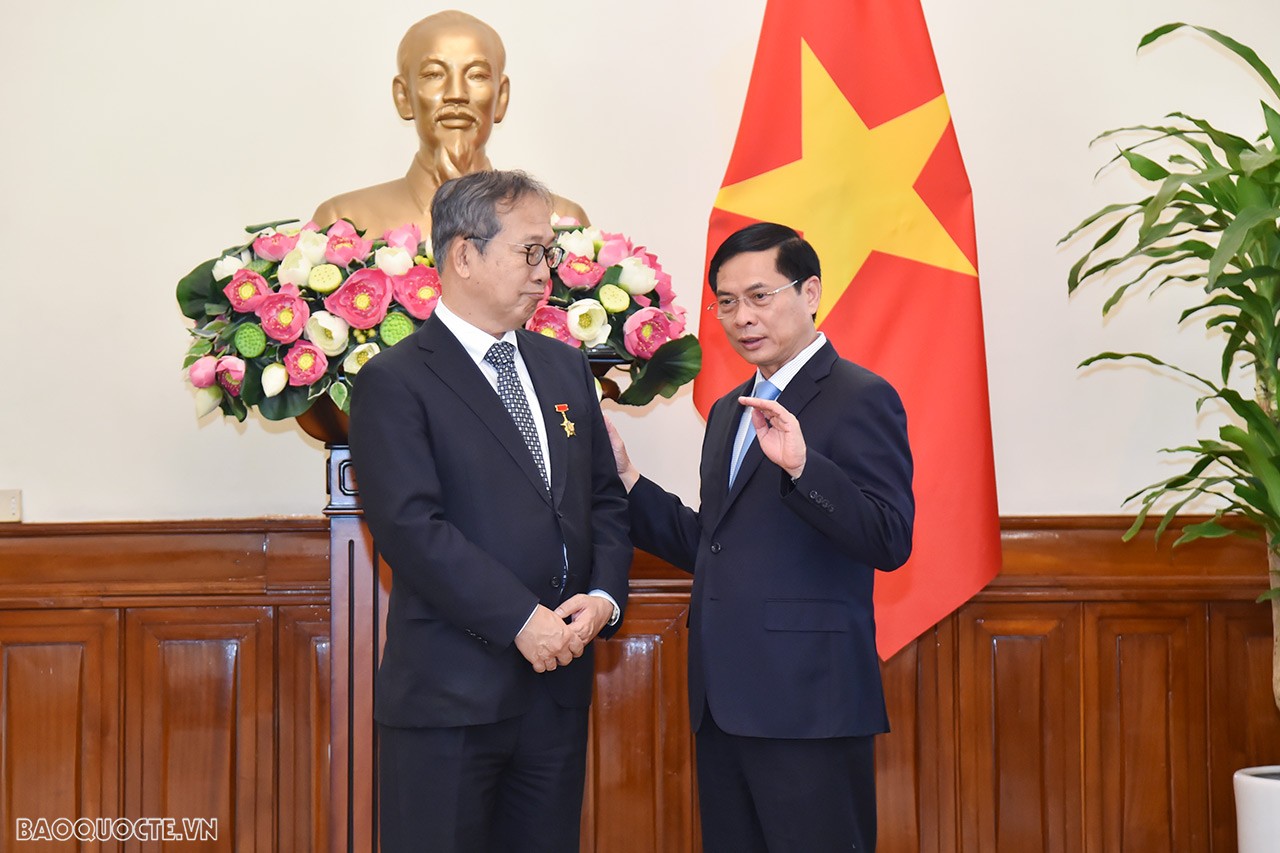 Bộ trưởng Bùi Thanh Sơn trao Kỷ niệm chương Vì sự nghiệp ngoại giao Việt Nam cho Đại sứ Nhật Bản Yamada Takio