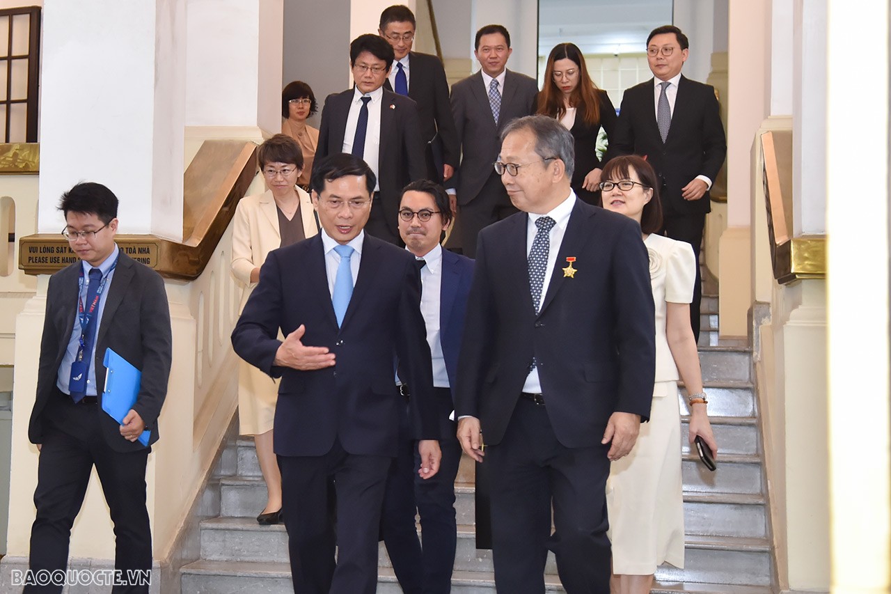 FM Bui Thanh Son presents commemorative medal to Japanese Ambassador Yamada Takio