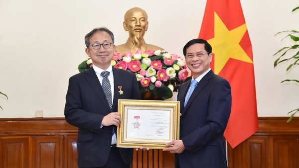 FM Bui Thanh Son presents Commemorative Medal to Japanese Ambassador Yamada Takio