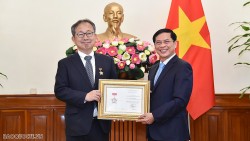 ブイ・タイン・ソン大臣が山田滝夫日本大使にベトナム外交功労勲章を授与