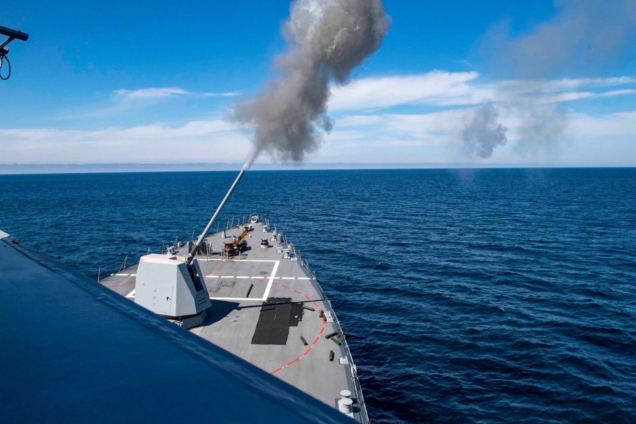 Bộ Tư lệnh Trung tâm của quân đội Mỹ (CENTCOM) tuyên bố 1 tàu chiến của liên minh đã bắn hạ 1 UAV, trong khi các lực lượng CENTCOM tiêu diệt thành công UAV thứ hai và chiếc cuối cùng rơi xuống Vịnh Aden. (Nguồn: Reuters)