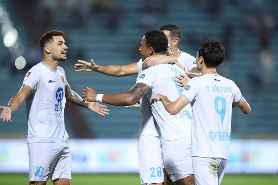 V-League 2023/24: HLV Huỳnh Đức và HLV Vũ Hồng Việt sau trận đấu CLB Nam Định 3-1 CLB Bình Dương