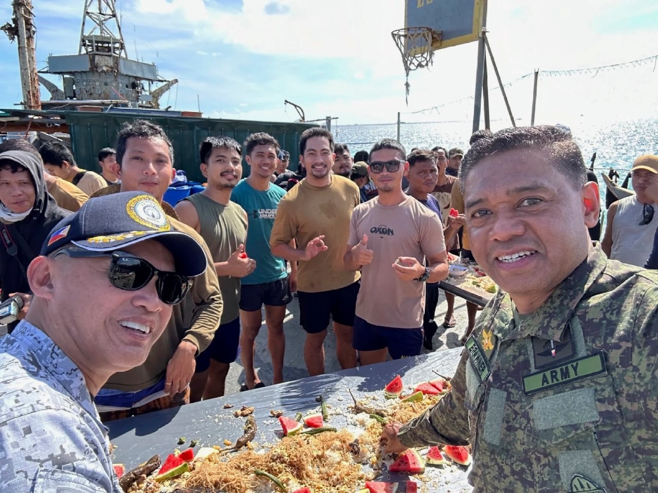 Tư lệnh quân đội Philippines Romeo Brawner Jnr (phải) cùng Phó đô đốc Alberto Carlos trên tàu BRP Sierra Madre ở Biển Đông. Ảnh: AP