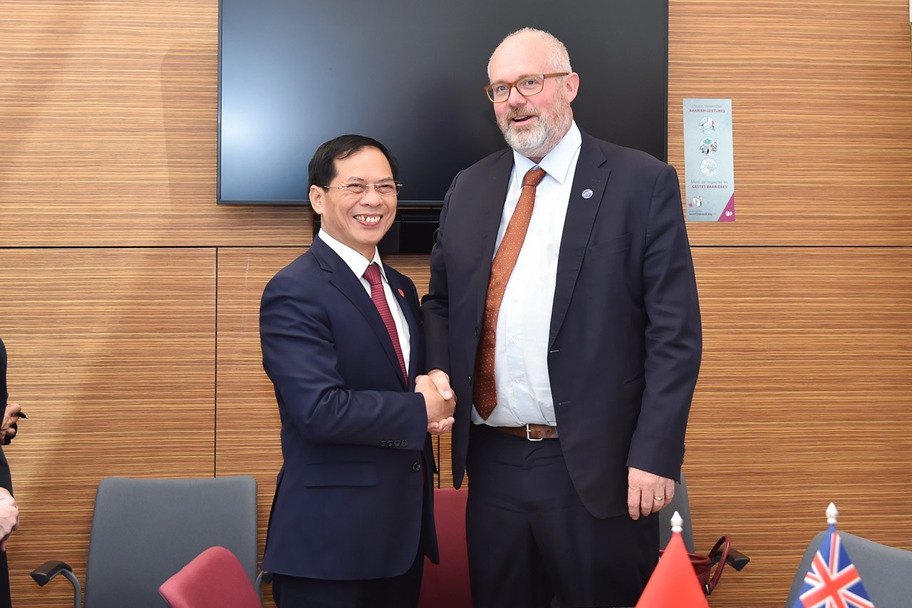 Bộ trưởng Bùi Thanh Sơn gặp Đồng Bộ trưởng Thương mại và Sản xuất Australia Tim Ayres.
